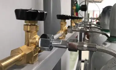 Dàn Gas Công Nghiệp Bằng Ống Thép Hay Ống Đồng Tốt Hơn? 